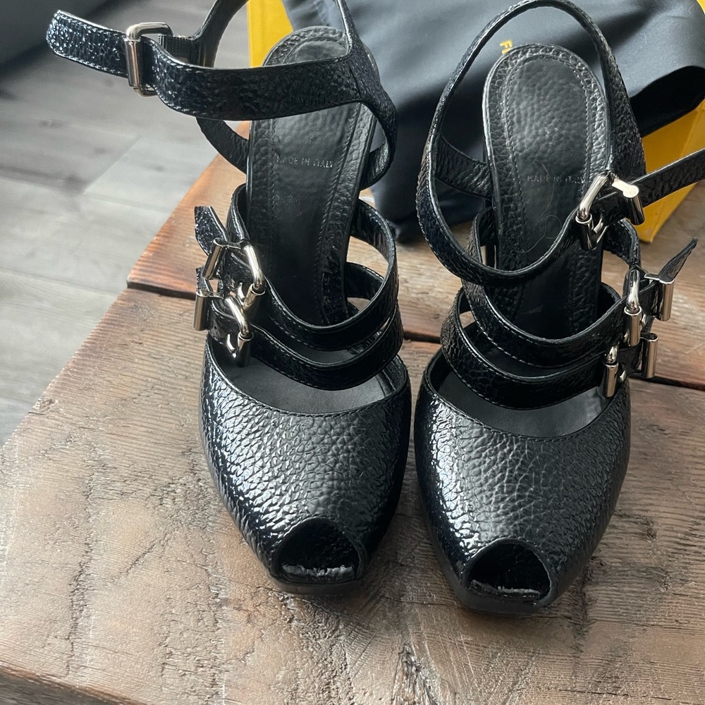 Gorgeous fendi strappy sandal